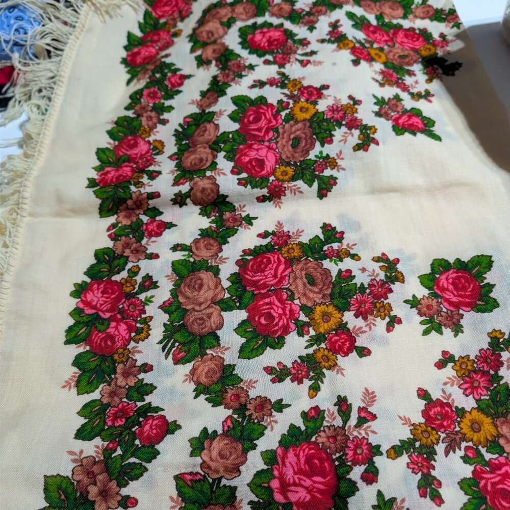 10 Scarfs, 4 Bandana's, 2 Shawls - Picture 9 of 16